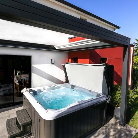 Pose d’une pergola adossée pour protection d’une terrasse et d’un jacuzzi