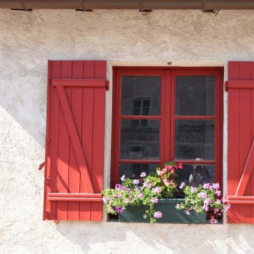 Volets en bois traditionnels rouges