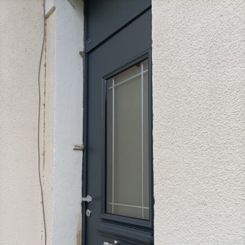 Porte d’entrée en bois gris anthracite