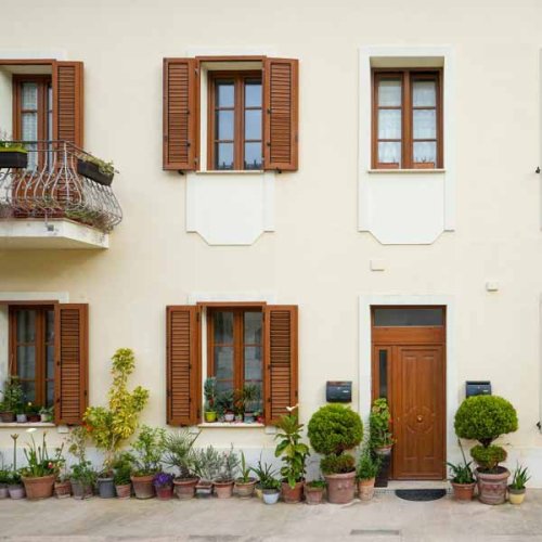 Fenêtres, porte et volets en bois assortis