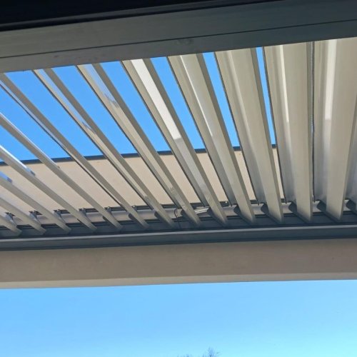 Pergola à lames orientables gris et blanc