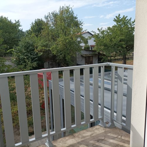 Pose d’un garde-corps en métal sur un balcon