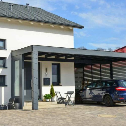 Carport à l’entrée d’une maison