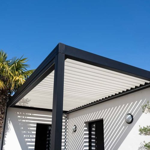 Pose de pergola adossée en aluminium noir sur terrasse