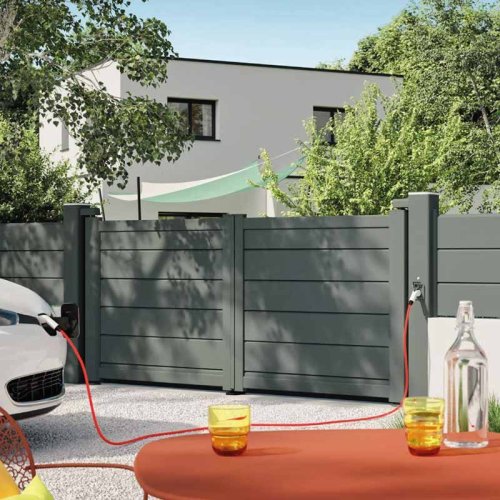 Portail en alu à lame pleine avec borne de recharge électrique intégrée