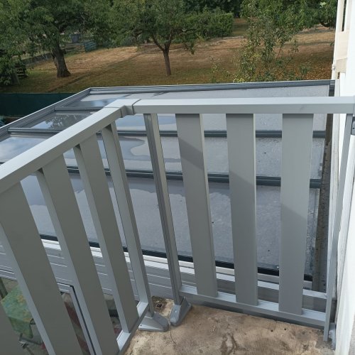 Pose d’un garde-corps en métal sur un balcon