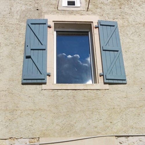 Pose de volets en bois sur maison ancienne